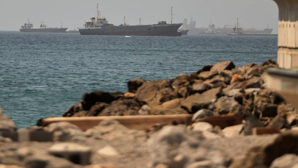 Oil Tankers Navigate the Strait of Hormuz Despite Threats from Iran's Revolutionary Guard